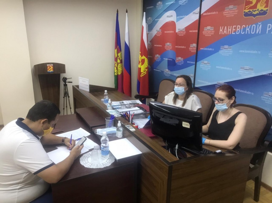 Кандидат Тихонов А.Ю. представил в избирательную комиссию документы по выдвижению и регистрации