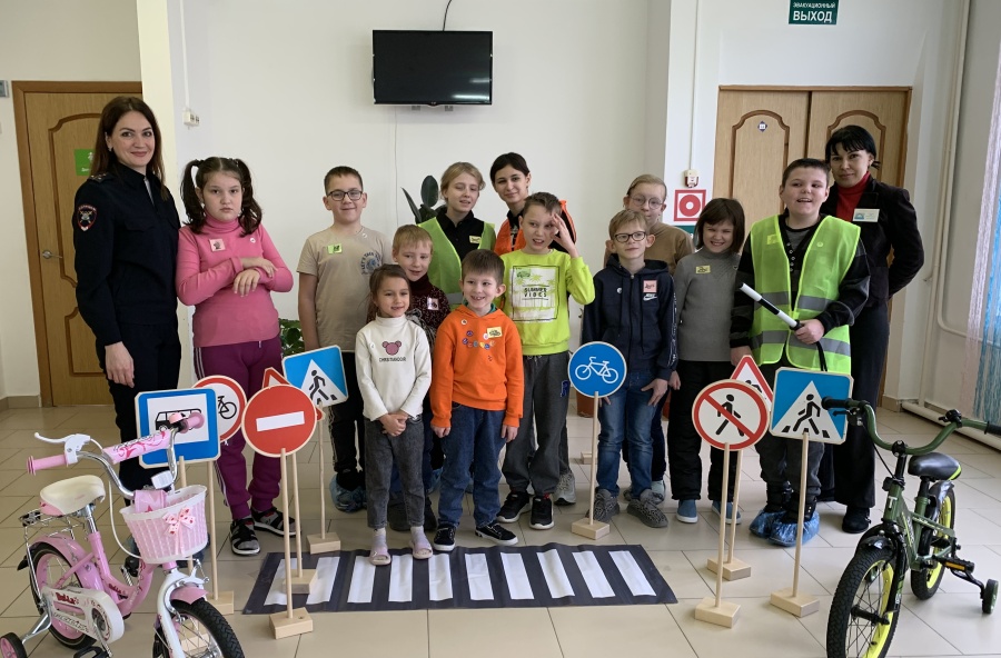 Сотрудники Каневской Госавтоинспекции организовали инструктажи по дорожной безопасности для воспитанников Каневского реабилитационного центра для детей с ОВЗ