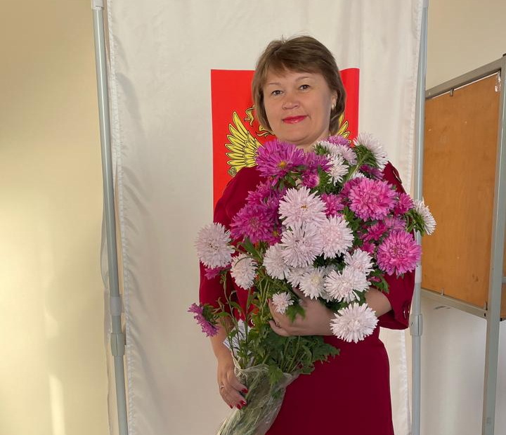 На участке № 17-04 поздравления принимает Анна Мягкова