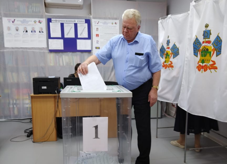 Почетный житель Каневского района Владимир Анискин принял участие в голосовании