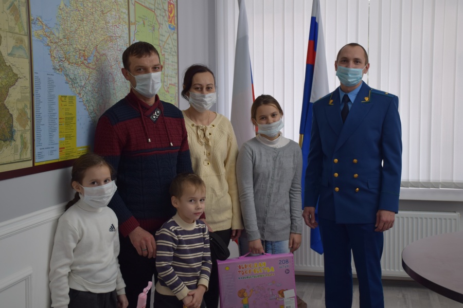 Прокуратура Каневского района приняла участие в ежегодной благотворительной акции «Елка желаний»