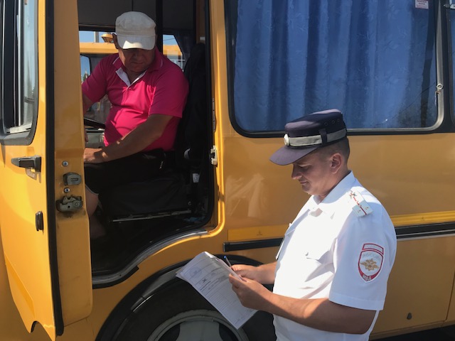Сотрудники ГАИ проводят инструктажи с водителями школьных автобусов