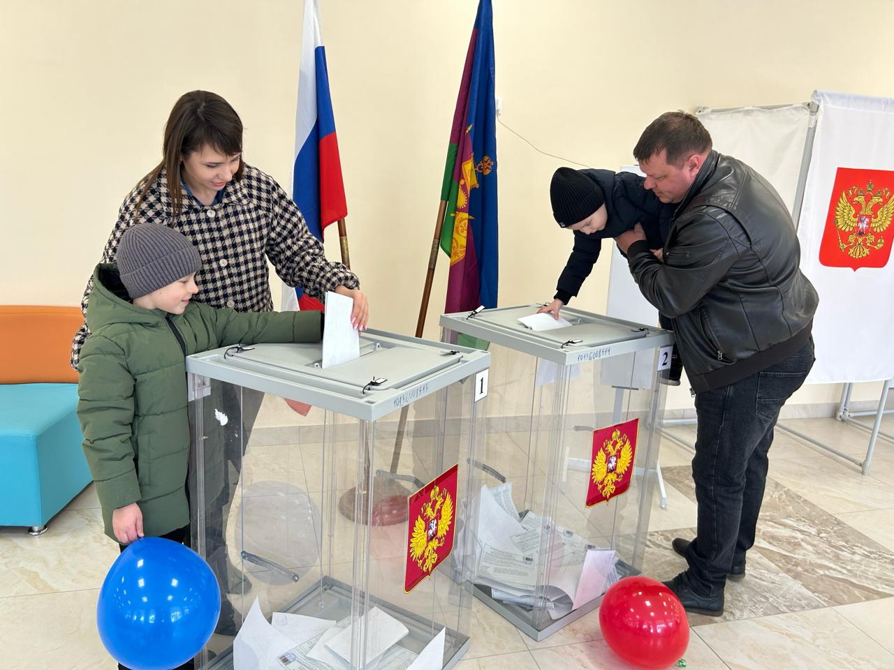В завершающий день голосования на выборах Президента Российской Федерации на участках многолюдно