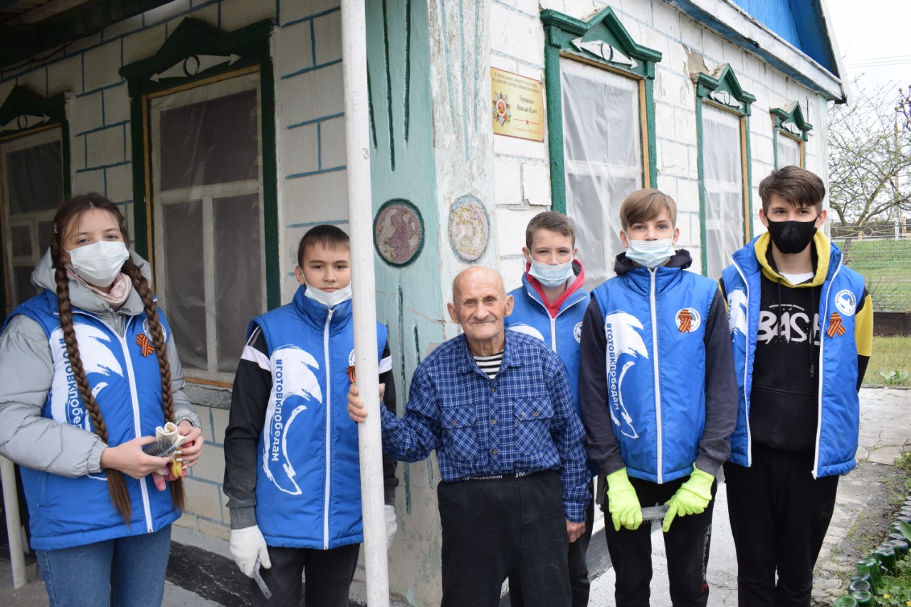 Волонтеры Победы провели субботник по благоустройству дворов ветеранов
