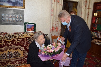 Глава района поздравил с наступающим Днем Победы Марию Васильевну Чупрасову