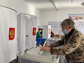 Воскресное утро для многих каневчан начинается с самого важного мероприятия дня – голосования