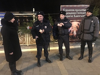 Общественники Каневского района проверили несение службы полицейскими во время празднования Крещения Господня