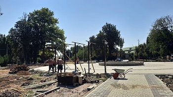 Перголы устанавливают в каневском парке 300-летия ККВ