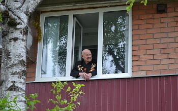 В Каневской прошел парад под окном ветерана