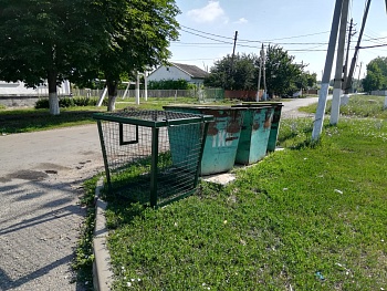 В Каневском районе установили пять баков для сбора отходов пластика