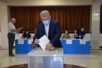 Глава района Александр Герасименко и депутат Госдумы Наталья Боева приняли участие в выборах