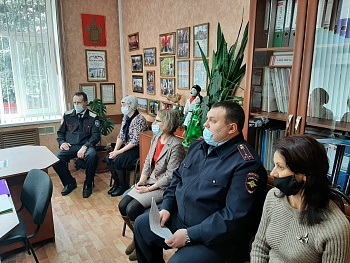 На заседание территориальной комиссии по профилактике правонарушений Новоминского сельского поселения пригласили десять человек