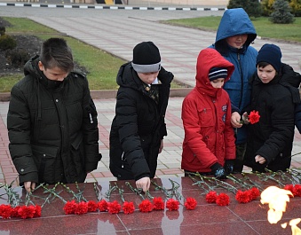 Каневские кадеты возложили цветы к обелиску Славы в День Героев Отечества