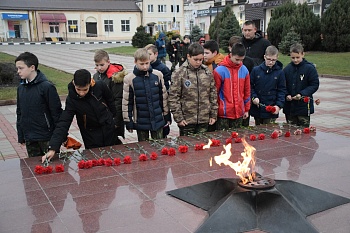 Каневские кадеты возложили цветы к обелиску Славы в День Героев Отечества