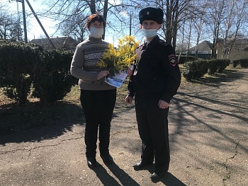 В Каневском районе участковые уполномоченные полиции поздравляют женщин с 8 Марта