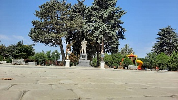 Перголы устанавливают в каневском парке 300-летия ККВ