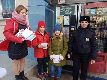 Каневские полицейские с отделом по делам молодежи провели акцию «Соблюдая ПДД, не случится ДТП!»